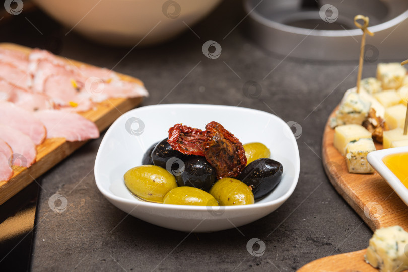 Скачать Тарелка оливок с вялеными помидорами. фотосток Ozero