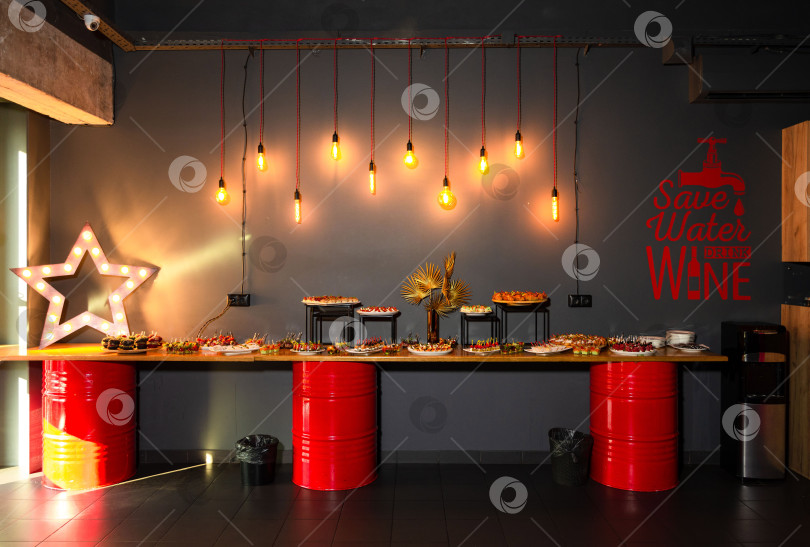 Скачать Модный фуршетный стол с промышленным декором и закусками. фотосток Ozero