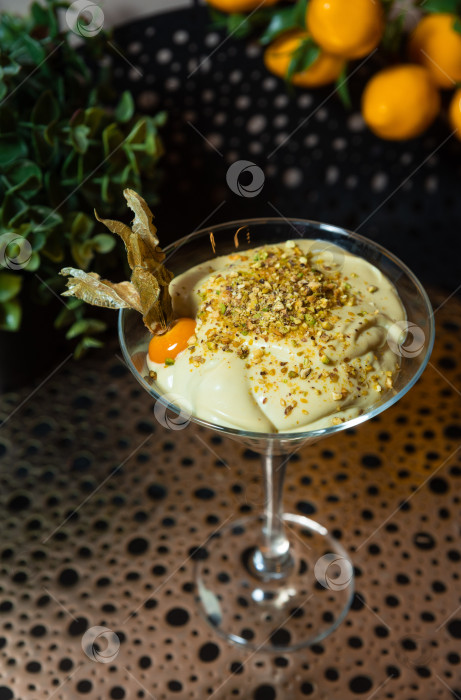 Скачать Крупный план изысканного десерта с фисташковым муссом. фотосток Ozero