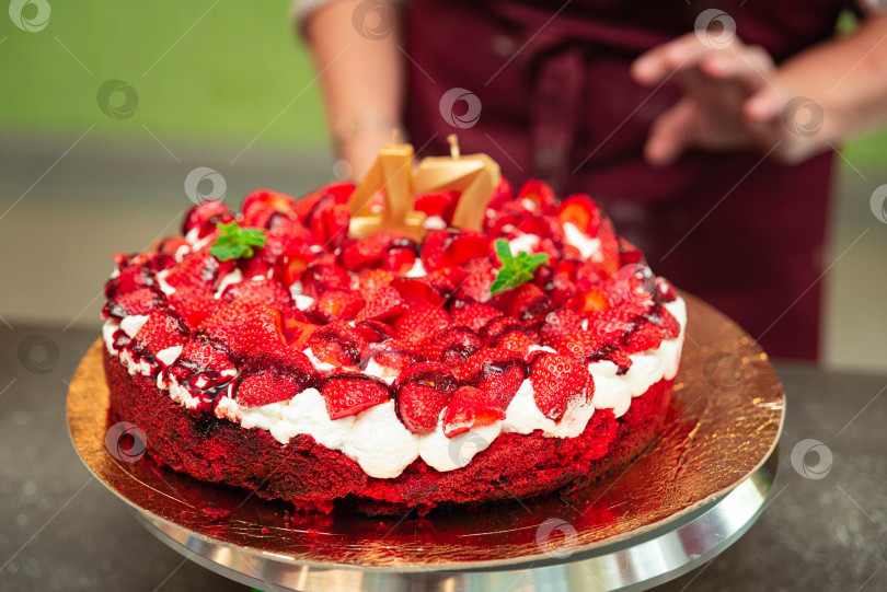 Скачать Клубничный праздничный торт с номерными свечами. фотосток Ozero