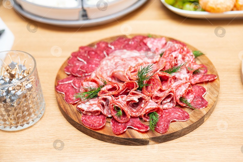 Скачать Мясное ассорти с ассорти из вяленого мяса. фотосток Ozero