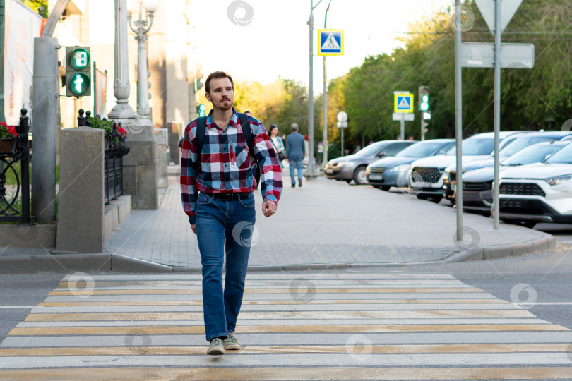 Скачать Мужчина переходил улицу по пешеходному переходу в центре города фотосток Ozero