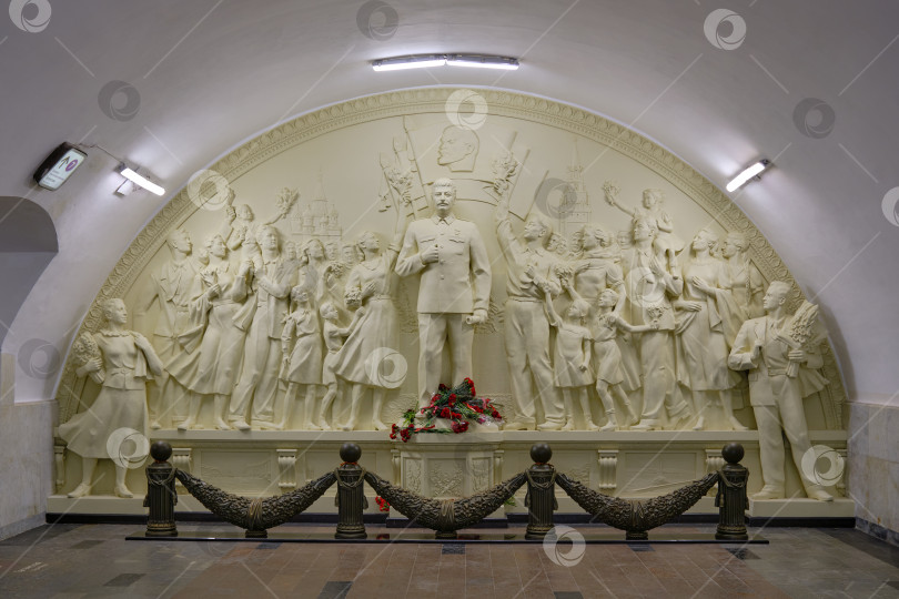 Скачать Москва. Воссозданный горельеф со Сталиным на станции метро "Таганская" кольцевой линии. фотосток Ozero