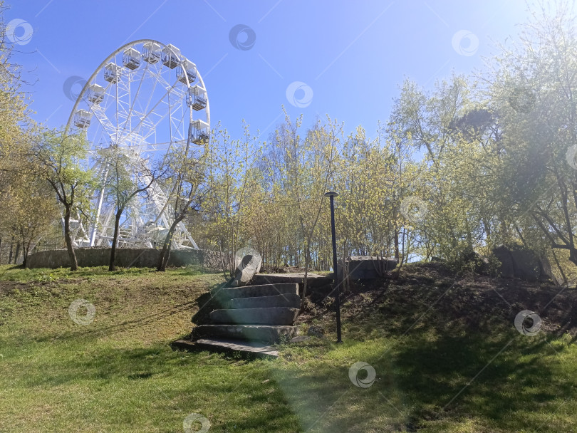 Скачать Колесо обозрения в ЦПКиО, старая каменная лестница фотосток Ozero