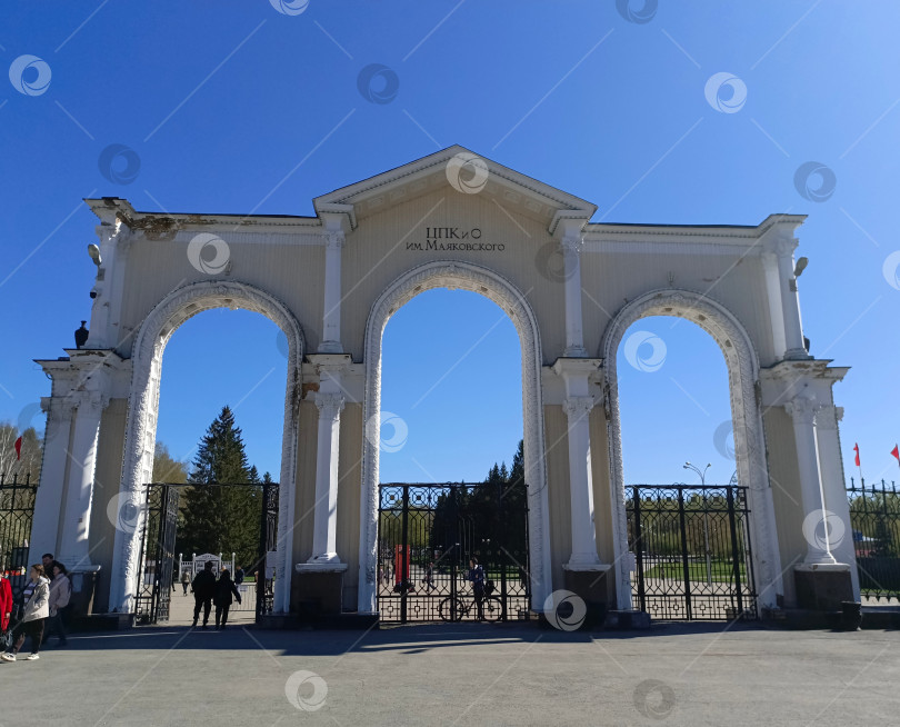 Скачать Центральные ворота парка имени Маяковского в Екатеринбурге фотосток Ozero