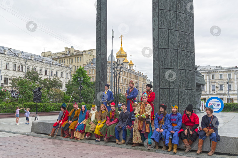 Скачать Групповая фотография реконструкторов, представляющих национальности и культуры средневековой Руси.. фотосток Ozero