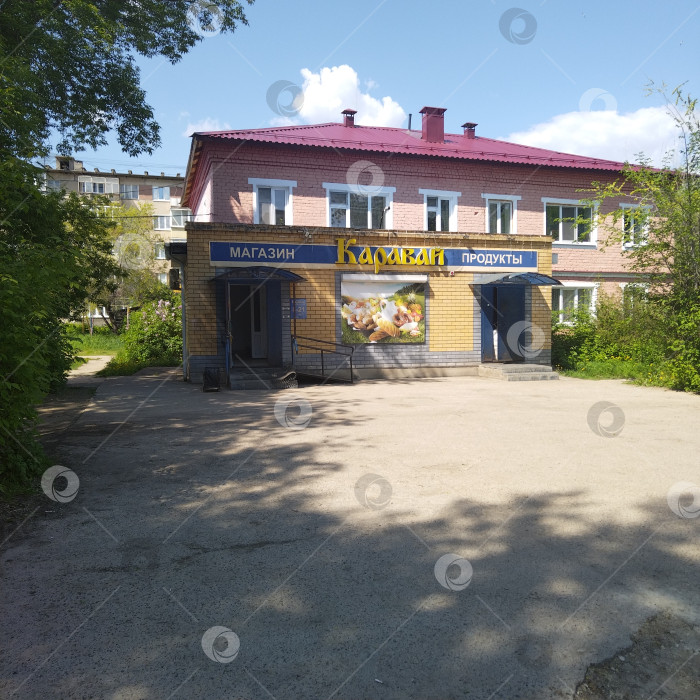 Скачать Магазин "Каравай" и двухэтажный многоквартирный дом. фотосток Ozero