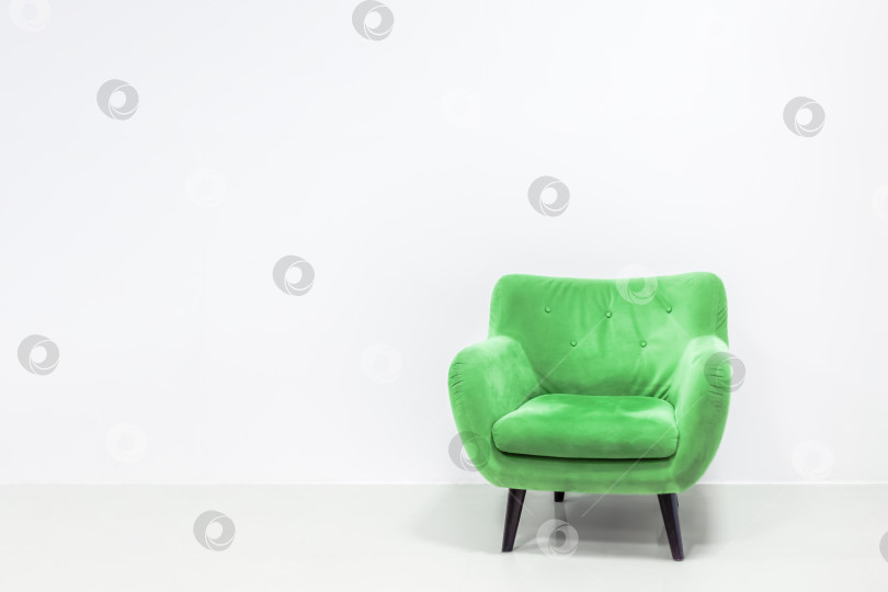 Скачать Минималистичная концепция интерьера с зеленым креслом фотосток Ozero