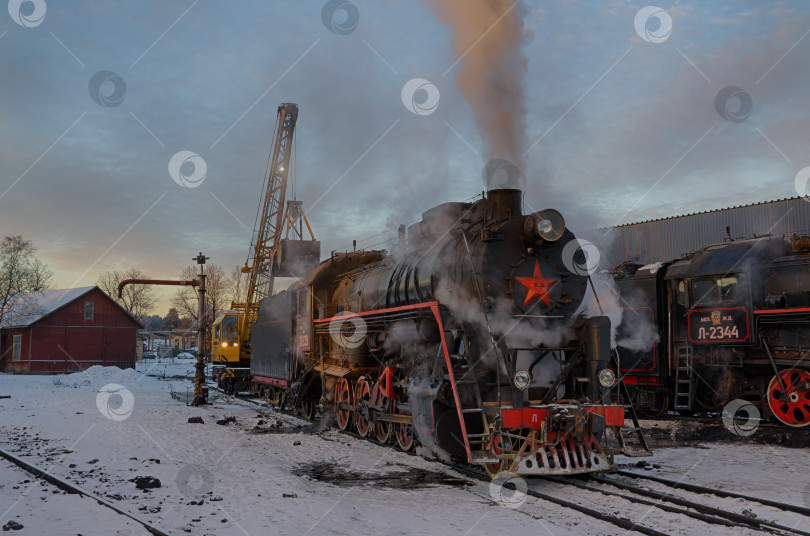 Скачать Уголь загружается в тендер паровоза  фотосток Ozero