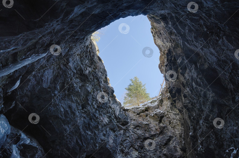 Скачать Вид из вертикального туннеля фотосток Ozero