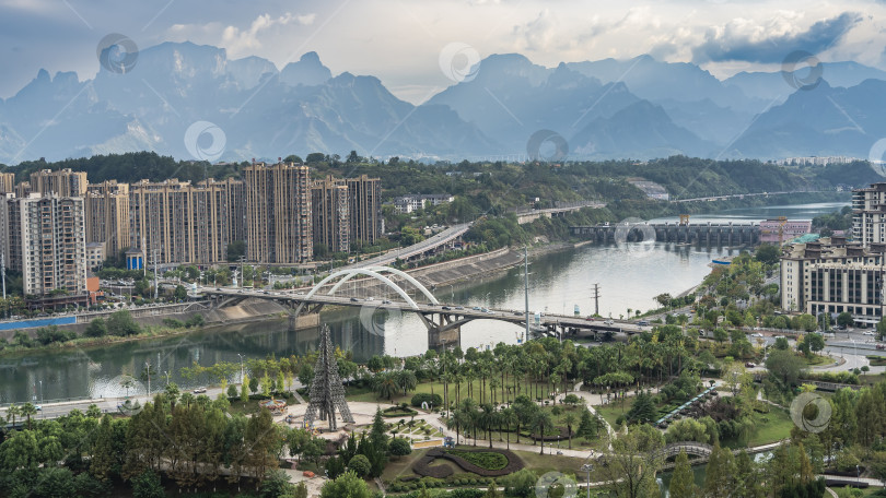 Скачать Городской пейзаж. Вид с высоты. Спокойная река. фотосток Ozero