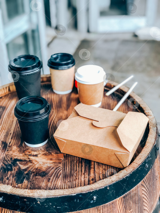 Скачать Кофейные чашки и бумажный контейнер для крафта уличной еды фотосток Ozero