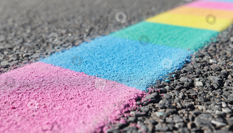 Скачать Асфальт раскрашен пастельными мелками. Создан искусственный интеллект. фотосток Ozero