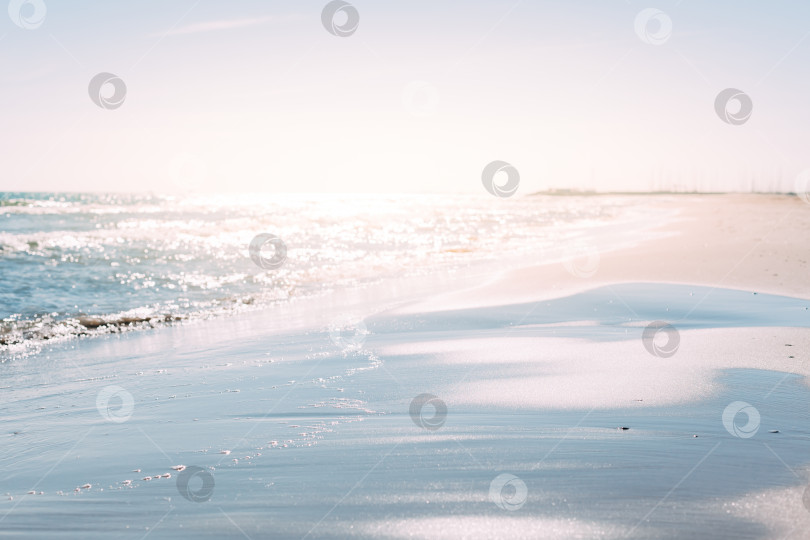 Скачать Летний песчаный пляж и морские волны на фоне фотосток Ozero