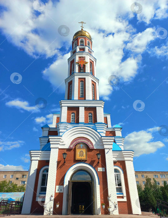 Скачать Православный храм на фоне голубого неба, город Петропавловск, Северный Казахстан фотосток Ozero