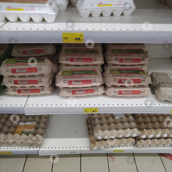 Скачать Отдел отборных куриных яиц в магазине "Магнит". фотосток Ozero