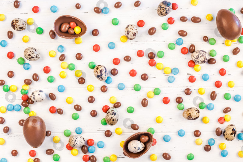 Скачать Пасхальная рамка с шоколадными яйцами, разноцветными конфетами фотосток Ozero