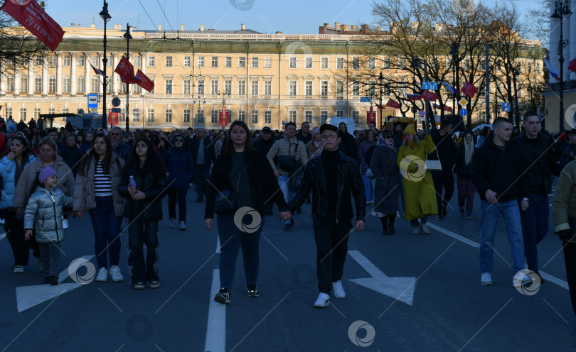 Скачать Шествие по Невскому проспекту в Санкт-Петербурге фотосток Ozero