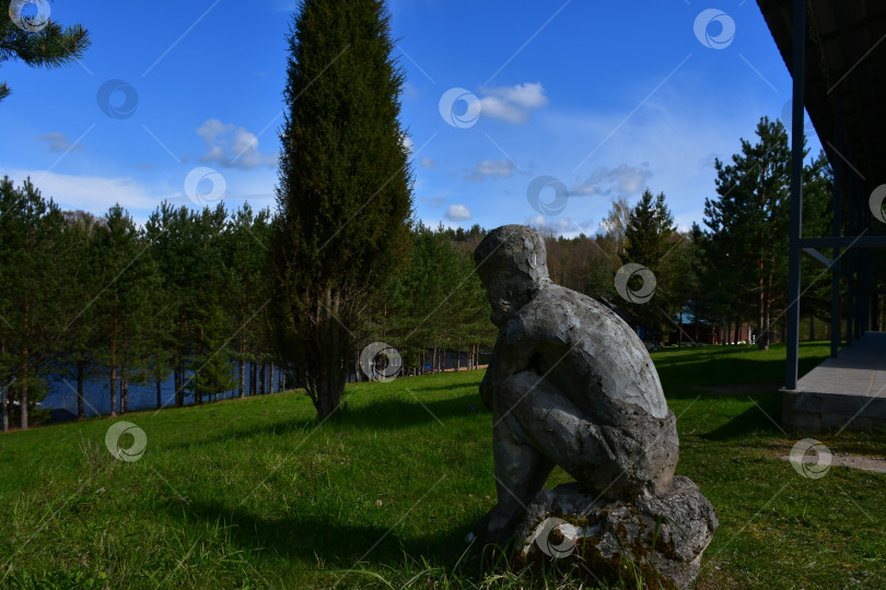 Скачать Скульптура мальчика на фоне природы. Валдайская усадьба. фотосток Ozero