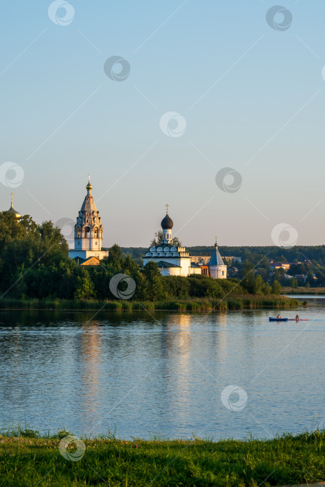Скачать Ворсма, Нижегородская область - 06.08.23. Свято-Троицкий Островоезерский монастырь на закате. фотосток Ozero