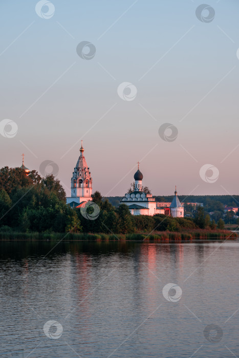 Скачать Ворсма, Нижегородская область, Россия - 06.08.23. Свято-Троицкий Островоезерский монастырь на закате фотосток Ozero