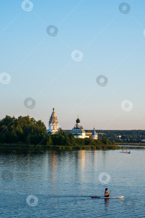 Скачать Ворсма, Нижегородская область - 06.08.23. Свято-Троицкий Островоезерский монастырь на закате. фотосток Ozero