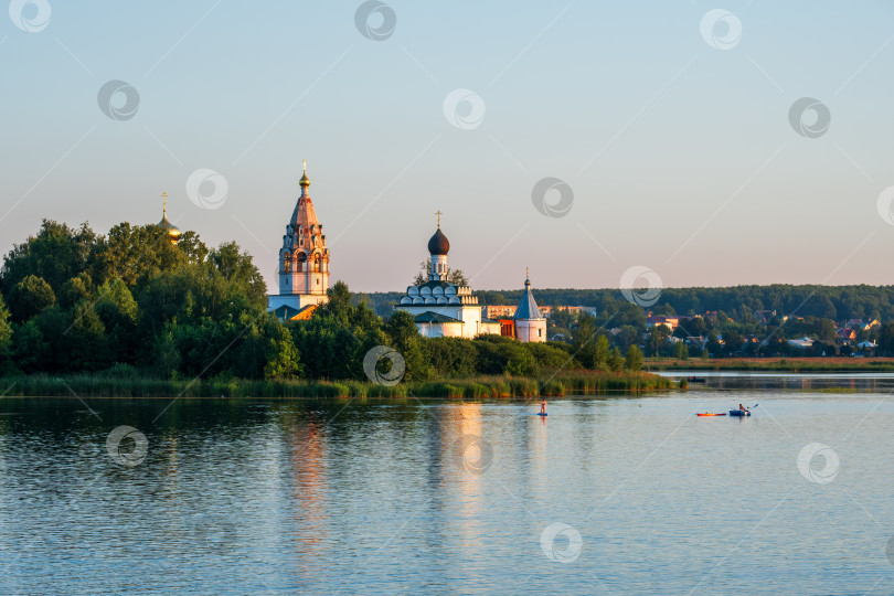 Скачать Ворсма, Нижегородская область - 06.08.23. Свято-Троицкий Островоезерский монастырь на закате. фотосток Ozero