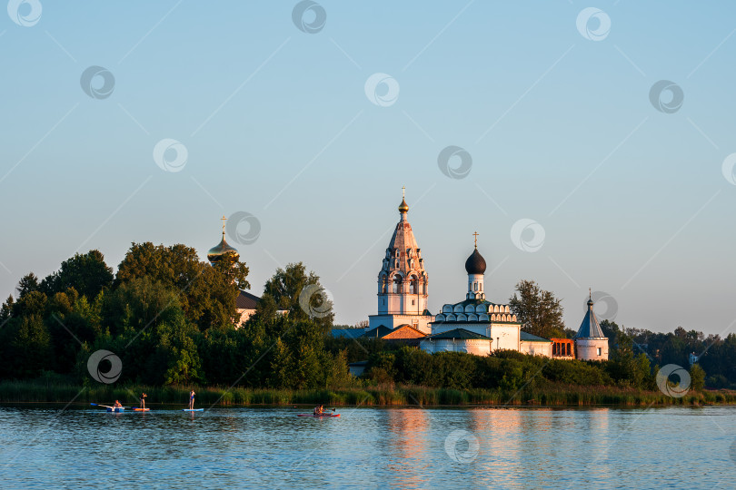 Скачать Ворсма, Нижегородская область - 06.08.23. Свято-Троицкий Островоезерский монастырь на закате. фотосток Ozero