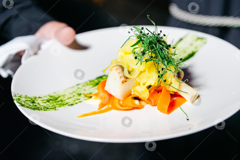 Скачать Изысканное блюдо из морепродуктов с овощным гарниром. фотосток Ozero