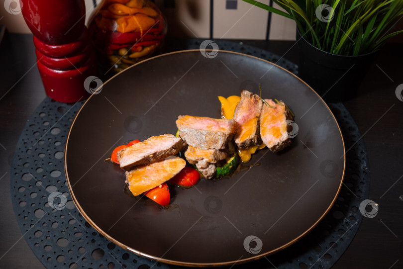 Скачать Кусочки стейка средней прожарки с овощами. фотосток Ozero