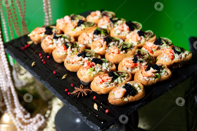 Скачать Канапе из морепродуктов с икрой и зеленью. фотосток Ozero