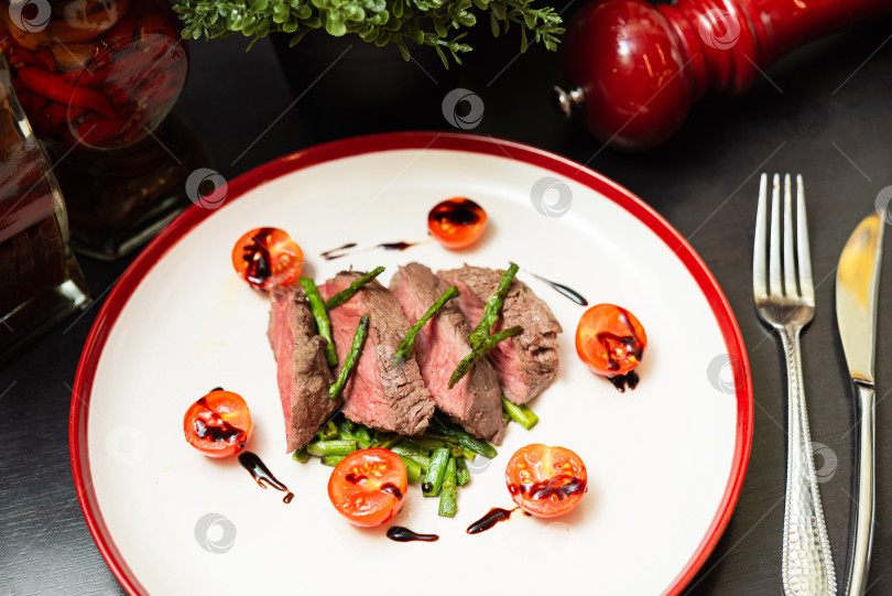 Скачать Стейк средней прожарки с помидорами черри и соусом. фотосток Ozero