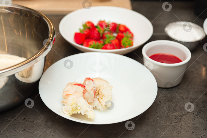 Скачать Свежее мясо из хвоста омара с клубничным соусом. фотосток Ozero
