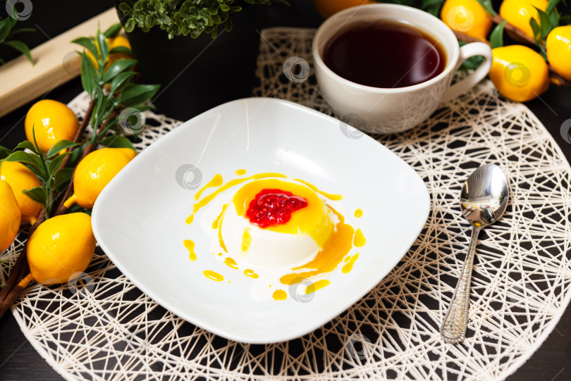 Скачать Десерт "Панна котта" с фруктовым соусом и чаем. фотосток Ozero