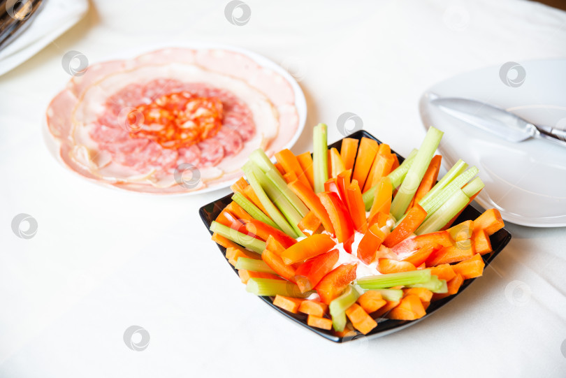 Скачать Яркое овощное блюдо с соусом и мясной нарезкой. фотосток Ozero