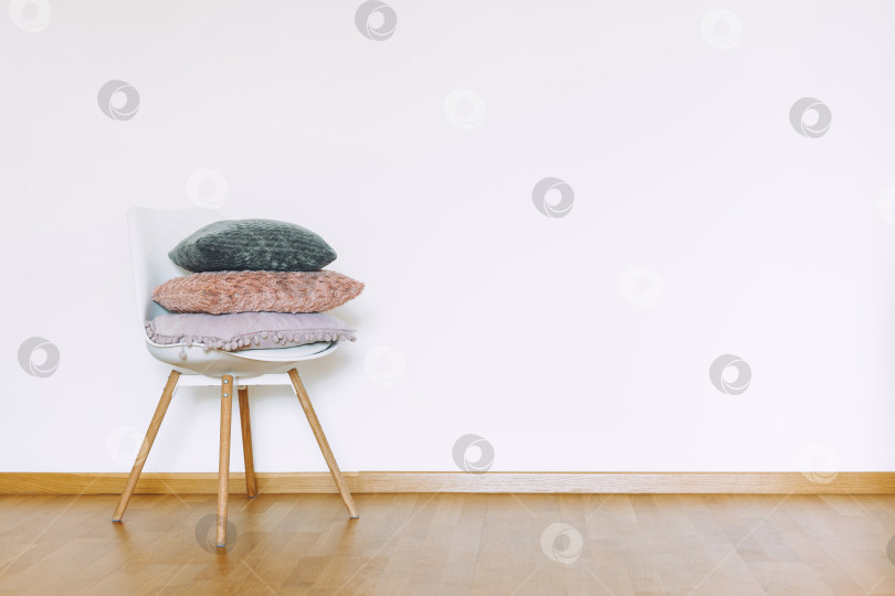 Скачать Макет стены с подушками на стуле в минималистичном стиле фотосток Ozero