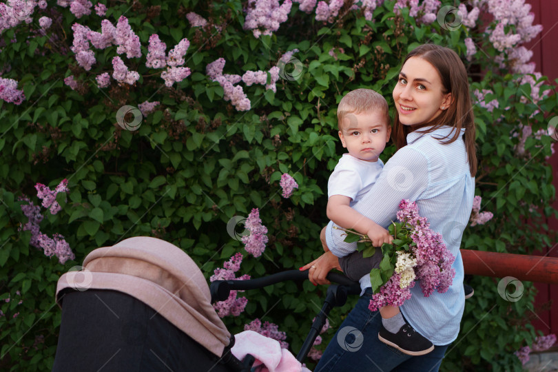 Скачать Мама и сын на прогулке фотосток Ozero