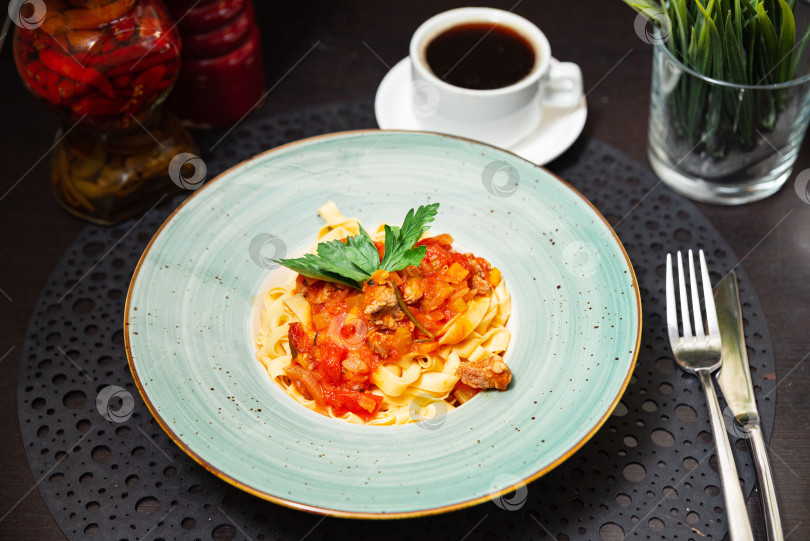 Скачать Паста тальятелле с мясным соусом и кофе. фотосток Ozero