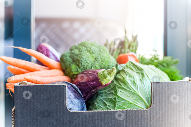 Скачать Безопасная бесконтактная доставка в ящиках для овощей фотосток Ozero
