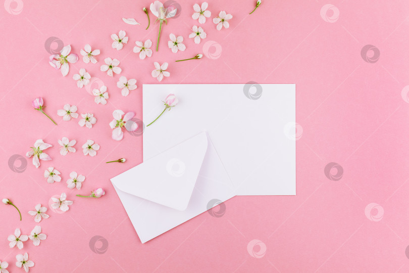 Скачать Концепция любовного письма с конвертом и цветами фотосток Ozero