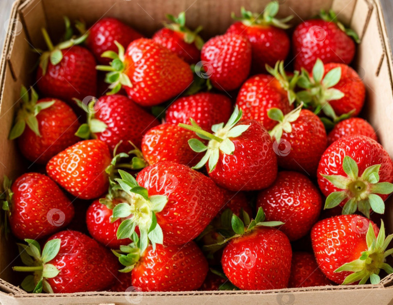 Скачать Спелая клубника в коробке. Сгенерировано Ii. фотосток Ozero