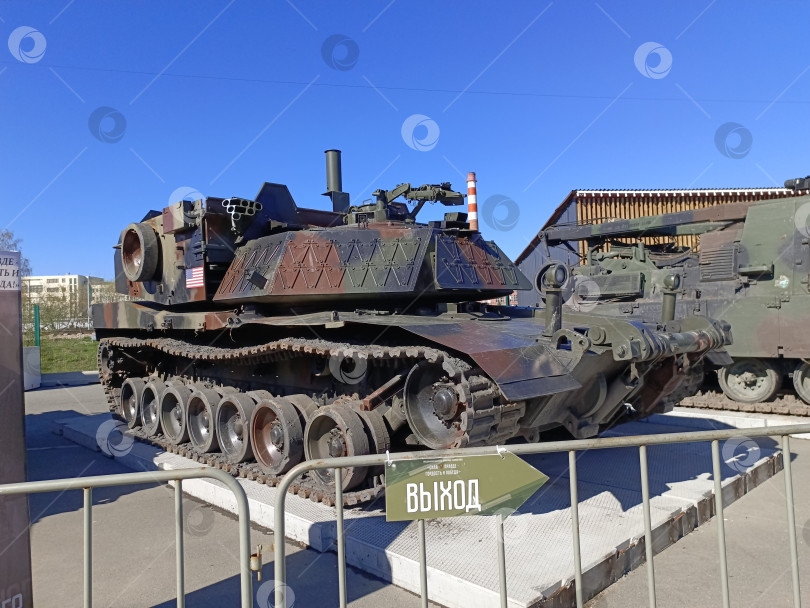Скачать Трофейное вооружение и военная техника стран НАТО. Выставка в Екатеринбурге. фотосток Ozero