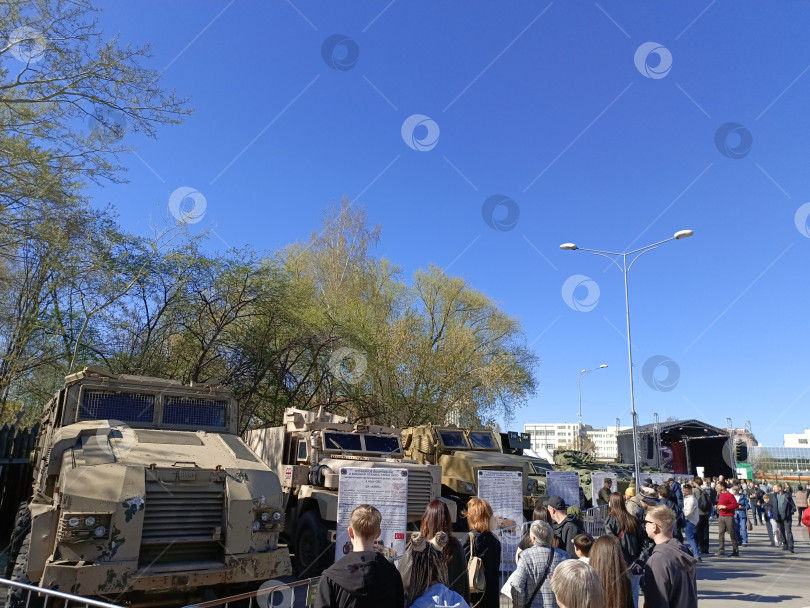 Скачать Трофейное вооружение и военная техника стран НАТО. Выставка в Екатеринбурге. фотосток Ozero