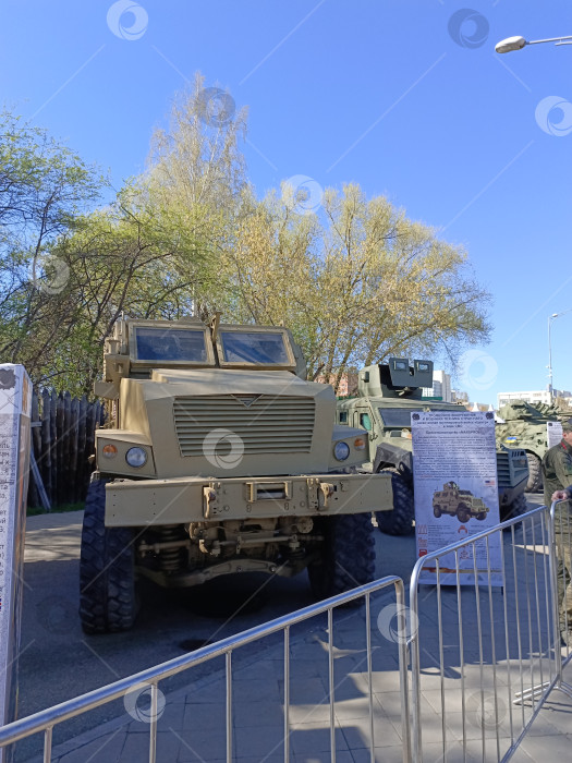 Скачать Трофейное вооружение и военная техника стран НАТО. Выставка в Екатеринбурге. фотосток Ozero