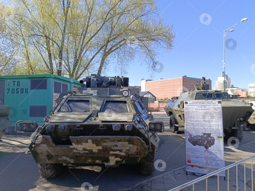 Скачать Трофейное вооружение и военная техника стран НАТО. Выставка в Екатеринбурге. фотосток Ozero