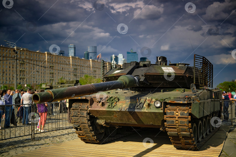 Скачать Москва. Танк Леопард 2 на выставке компьютерной техники в Парке Победы. фотосток Ozero