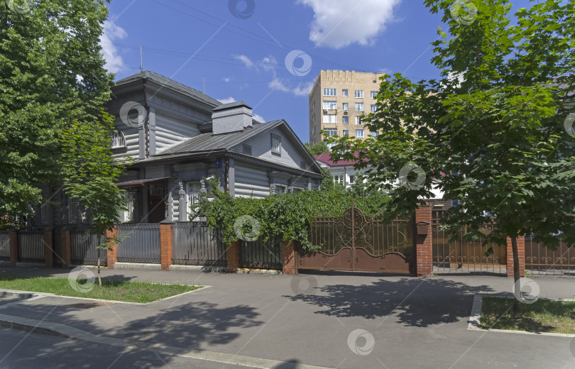 Скачать Деревянный бревенчатый дом в современном городе. Переулок Чернышевского, Москва, Россия. фотосток Ozero