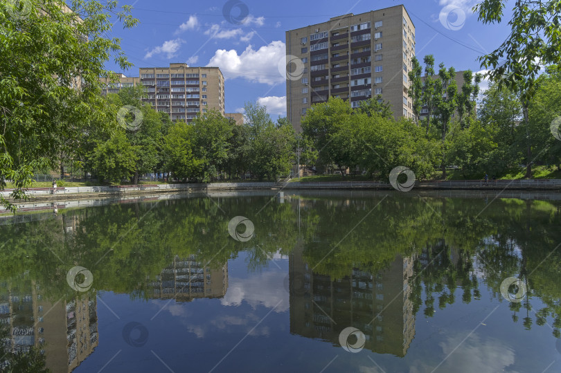 Скачать Городской пруд в солнечный летний день. фотосток Ozero