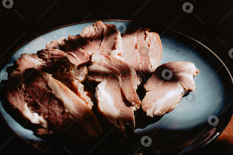 Скачать Нарезка мяса на тарелке фотосток Ozero
