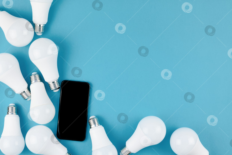 Скачать Светодиодные лампочки и макет современного смартфона фотосток Ozero